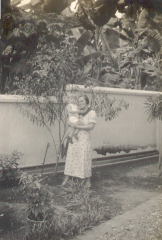 aug 36 met mammie in de tuin